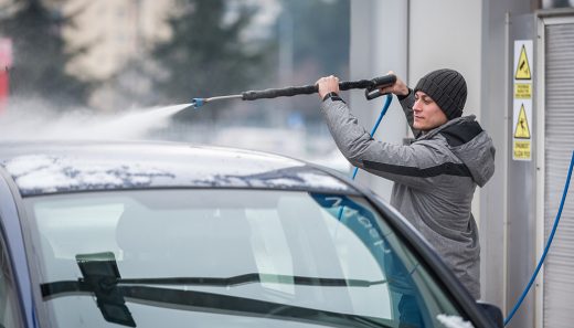 Washing car Your car needs to get clean in winter, too, but what do you do when it's below freezing? We show you how to wash your car in winter